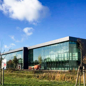 Edificio de sala de exposiciones con estructura de acero y paredes de vidrio