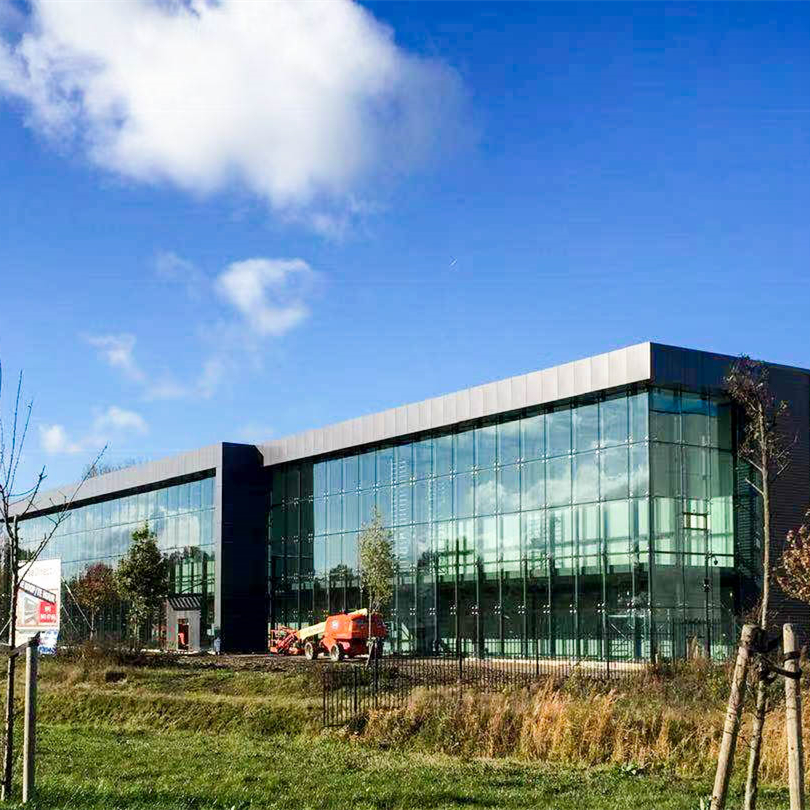 Edificio de sala de exposiciones con estructura de acero y paredes de vidrio