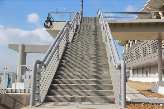  Proyecto de puente peatonal de tren ligero subterráneo