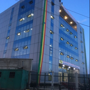 Edificio de oficinas multicapa con estructura de acero prefabricada