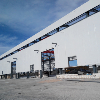 Los edificios prefabricados comerciales del metal de Warehouse de las estructuras de acero vierten la construcción con de alta calidad