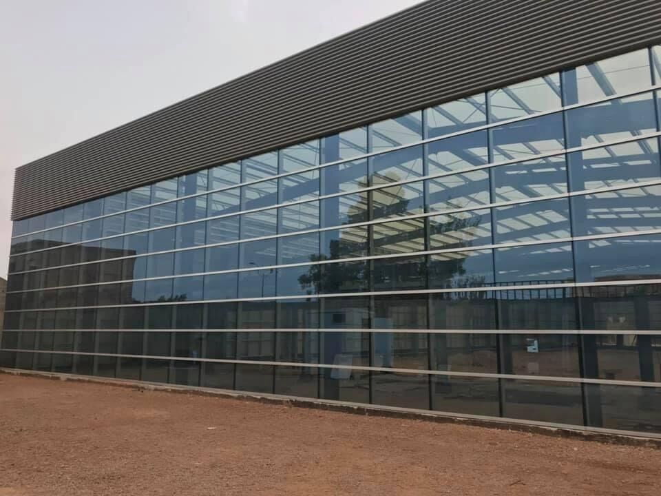 Sala de exposiciones de estructura de acero y edificio de oficinas de acero