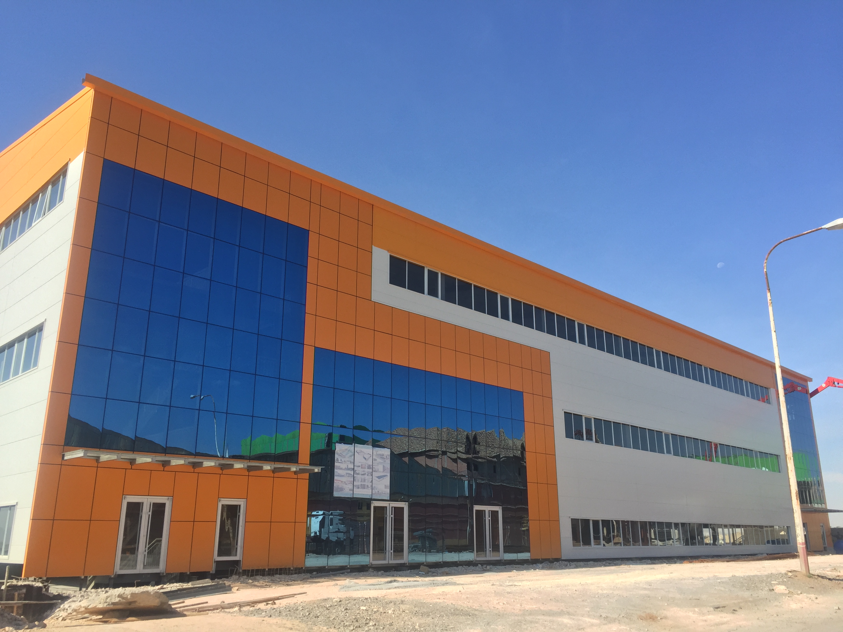 Los edificios prefabricados comerciales del metal de Warehouse de las estructuras de acero vierten la construcción con de alta calidad