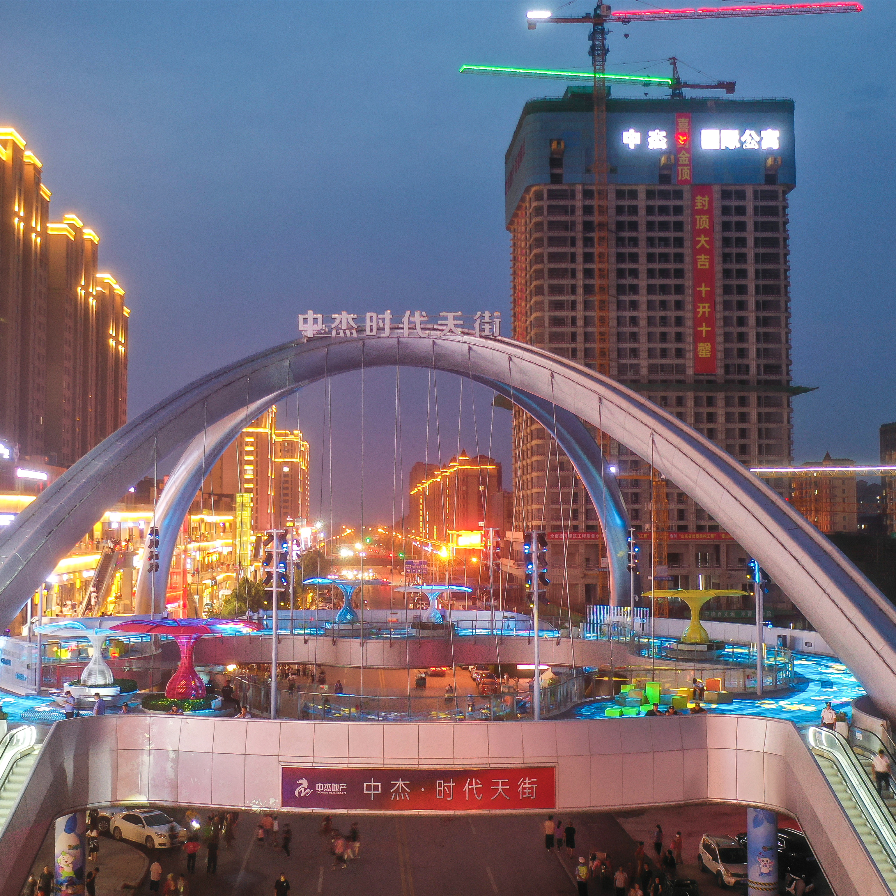 Puente de estructura de acero pesado