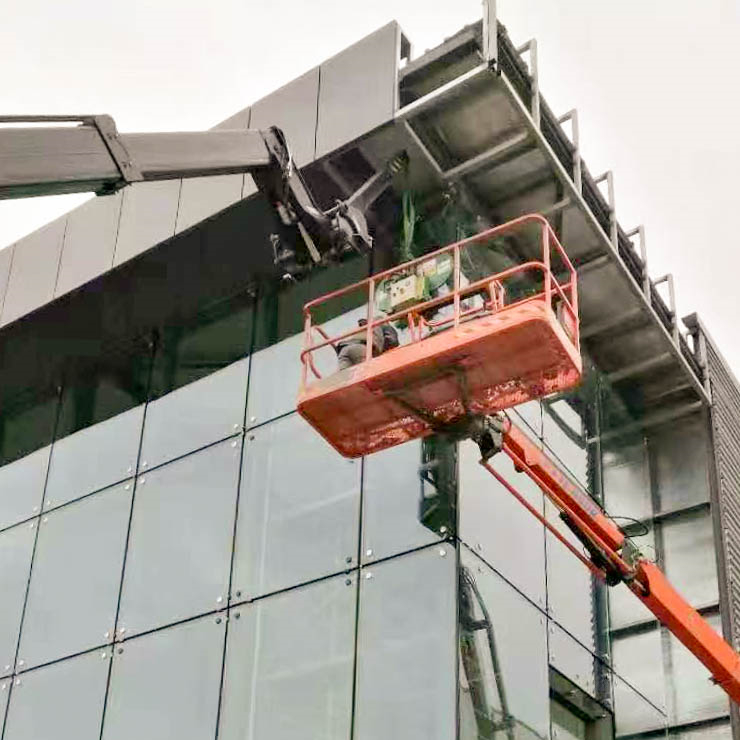 Edificio de sala de exposiciones con estructura de acero y paredes de vidrio