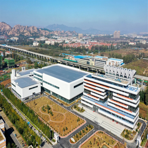 Laboratorio modernizado de estructura de acero con muro de cortina de vidrio