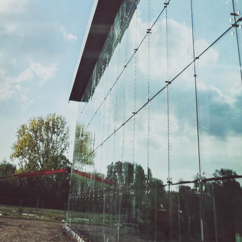 Edificio de sala de exposiciones con estructura de acero y paredes de vidrio