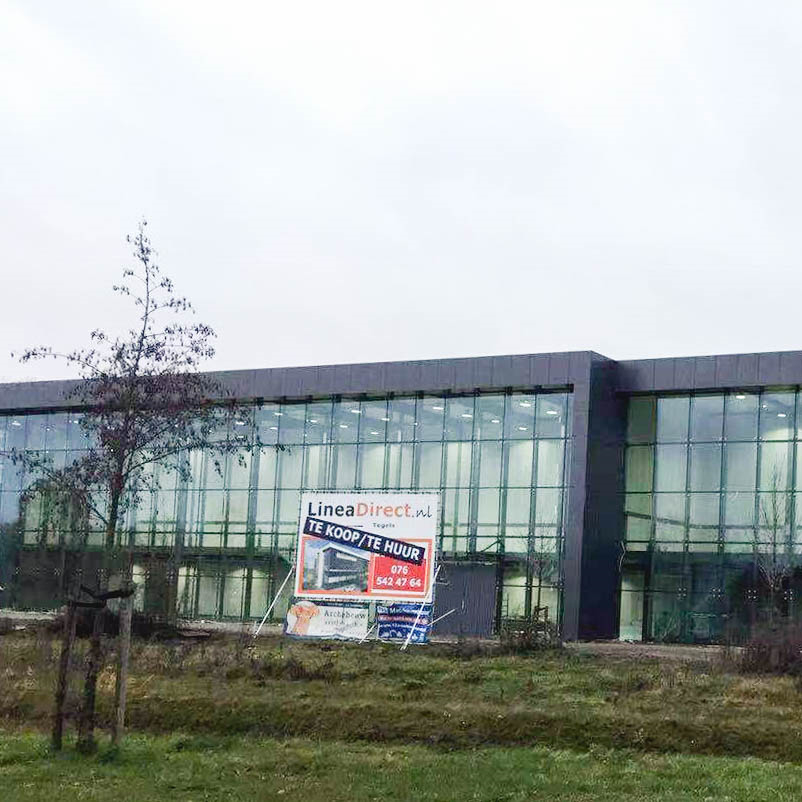 Edificio de sala de exposiciones con estructura de acero y paredes de vidrio